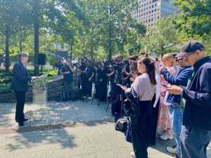 La presidenta del Monumento Nacional y Museo al 11S, Elizabeth Hillman (i), habla durante una rueda de prensa este martes, en Nueva York (Estados Unidos)